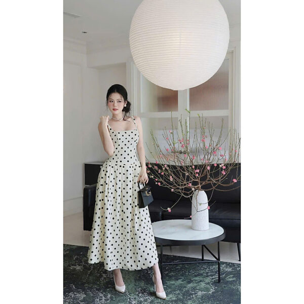Đầm hai dây chấm bi sang chảnh